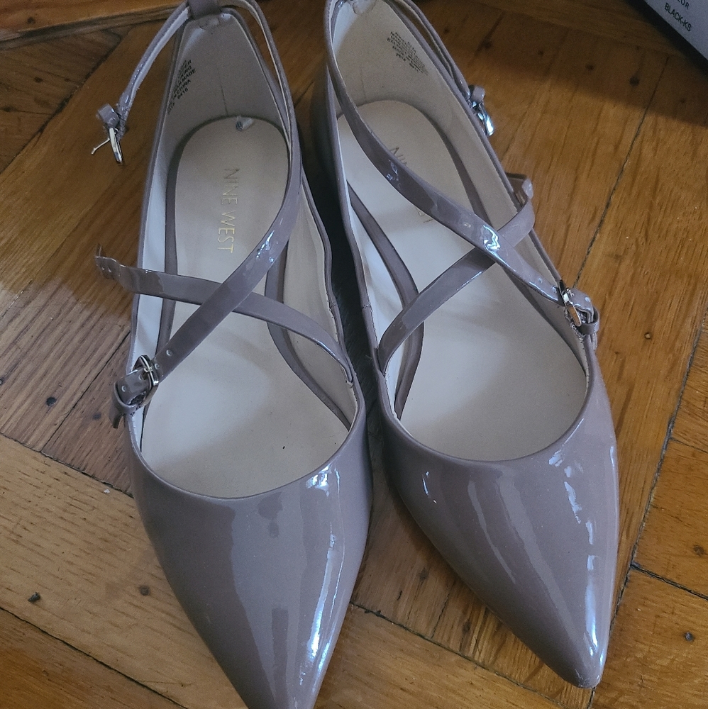 Nine West cross strap flat - Picture 2 of 5